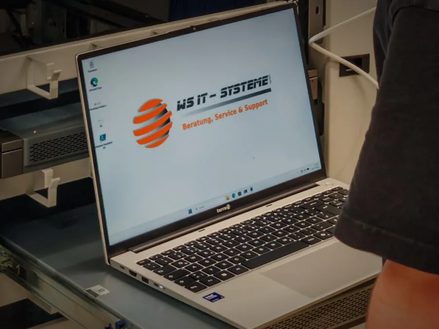 Terra-Notebook mit Windows 11 auf dem Auszug eines Serverschranks, auf dem Bildschirm das Logo von WS IT-Systeme