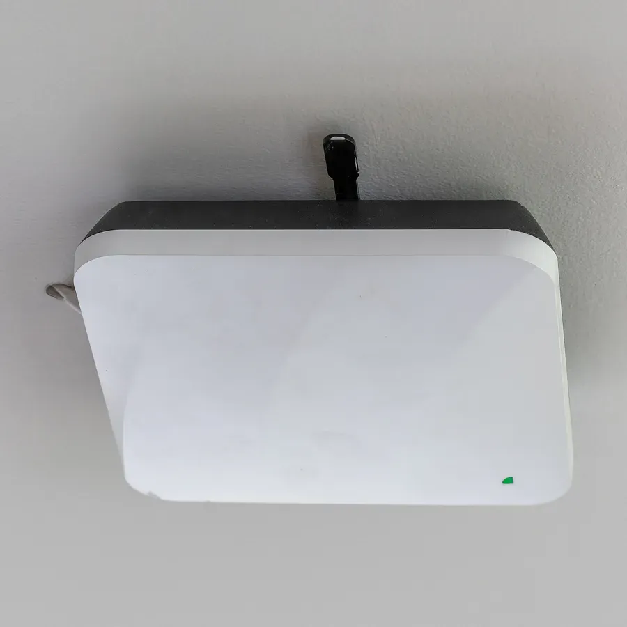 WLAN-Access-Point an einer hellen Raumdecke.