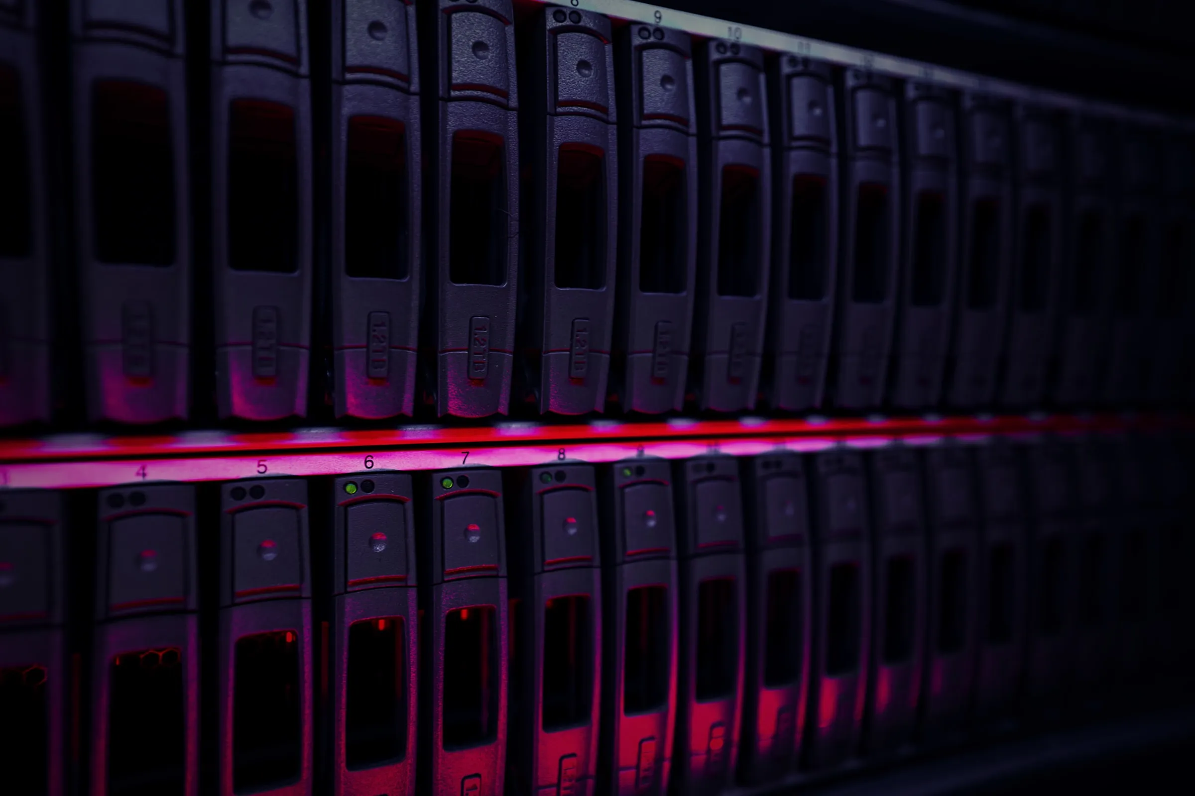 Server-Einschübe im roten und blauen Licht eines Rechenzentrums.